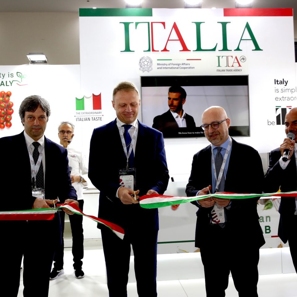 معالي وزير الزراعة الإيطالي ورئيس وكالة التجارة الإيطالية يفتتحان الجناح الإيطالي في معرض جلفود 2023