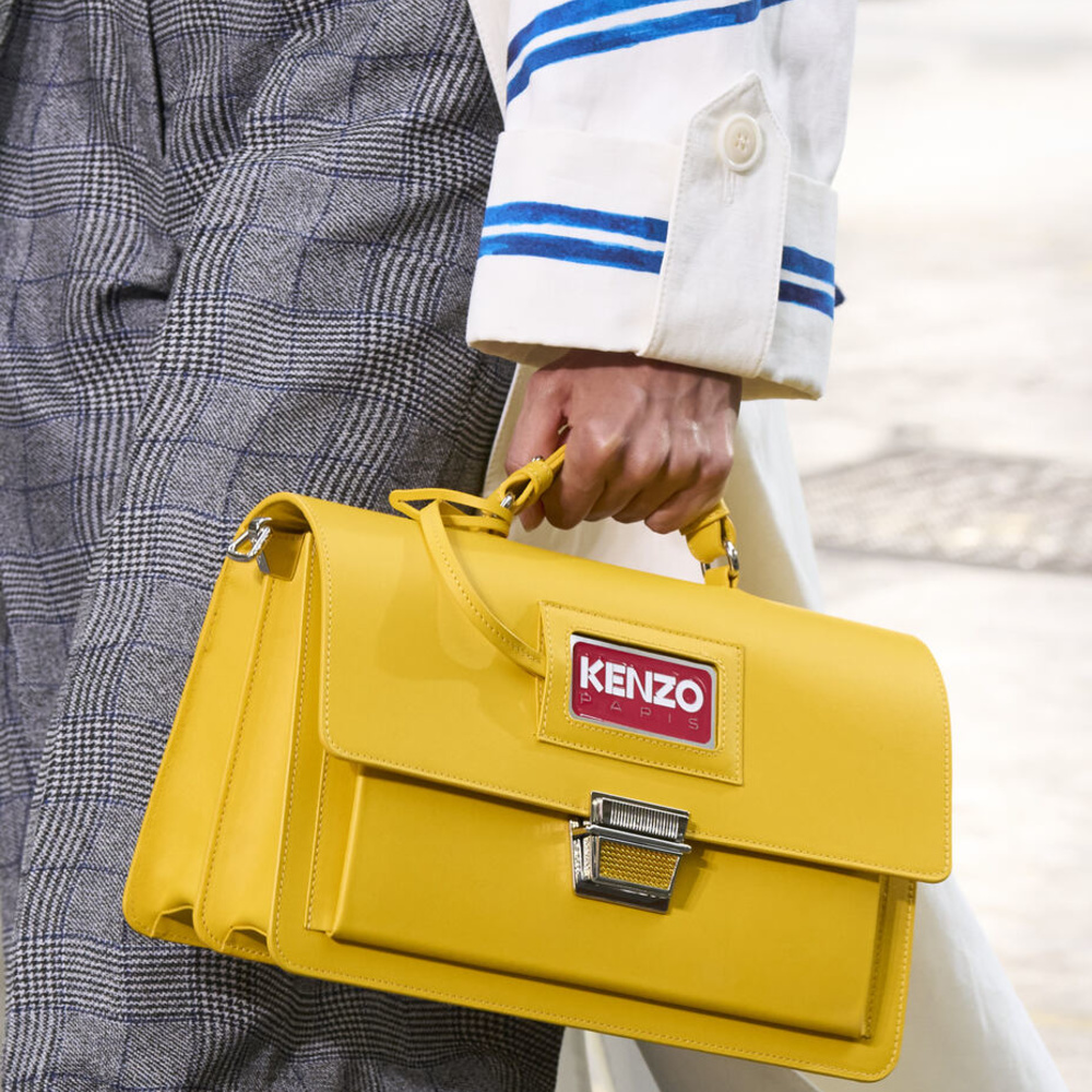 الحقائب الصفراء تعود الى واجهة الموضة