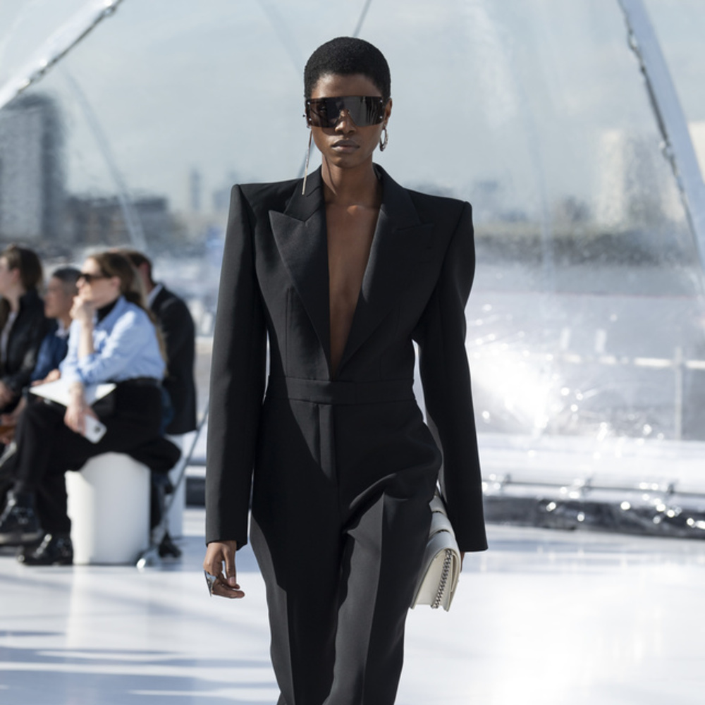 إطلالة لافتة ومميّزة من Alexander McQueen