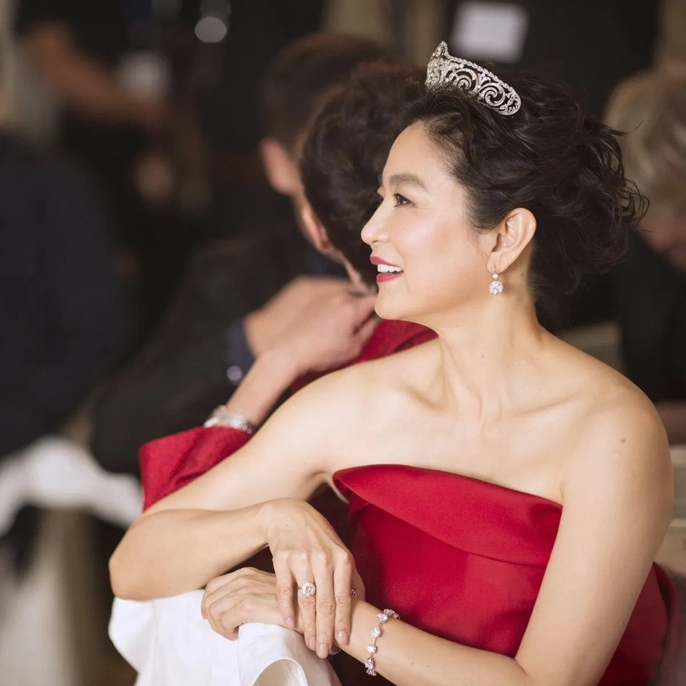 النجمة التايوانية بريجيت ين ترتدي تاج تاريخي من كارتييه