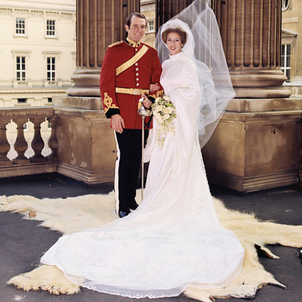 فستان زفاف مستوحى من فستاتين واحدة من أشهر ملكات بريطانيا