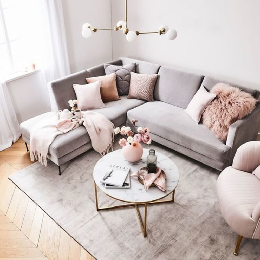 توفر طاولة القهوة المستديرة الشكل المساحة خاصة في الغرف الصغيرة