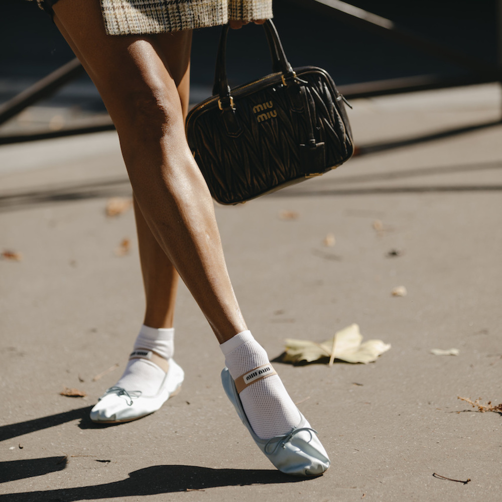 أحذية البالرينا من عالم الرقص إلى أبرز صيحات الموضة 2023