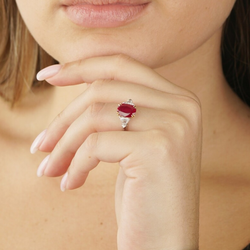 خاتم مرصع بالألماس والروبي البورمي من هاري وينستون Harry Winston - الصورة عن سوذبيز Sotheby's