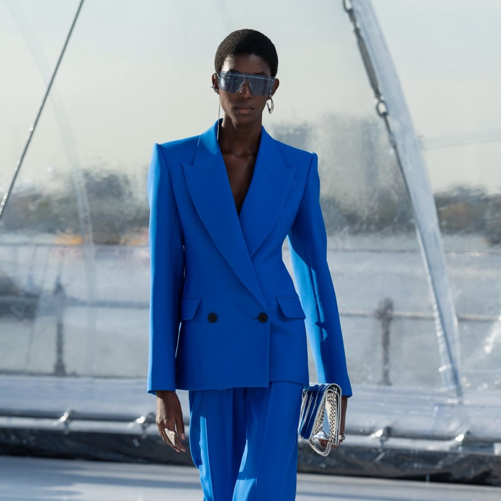 7 مجموعات برزت فيها إطلالات زرقاء في عروض ربيع وصيف 2023