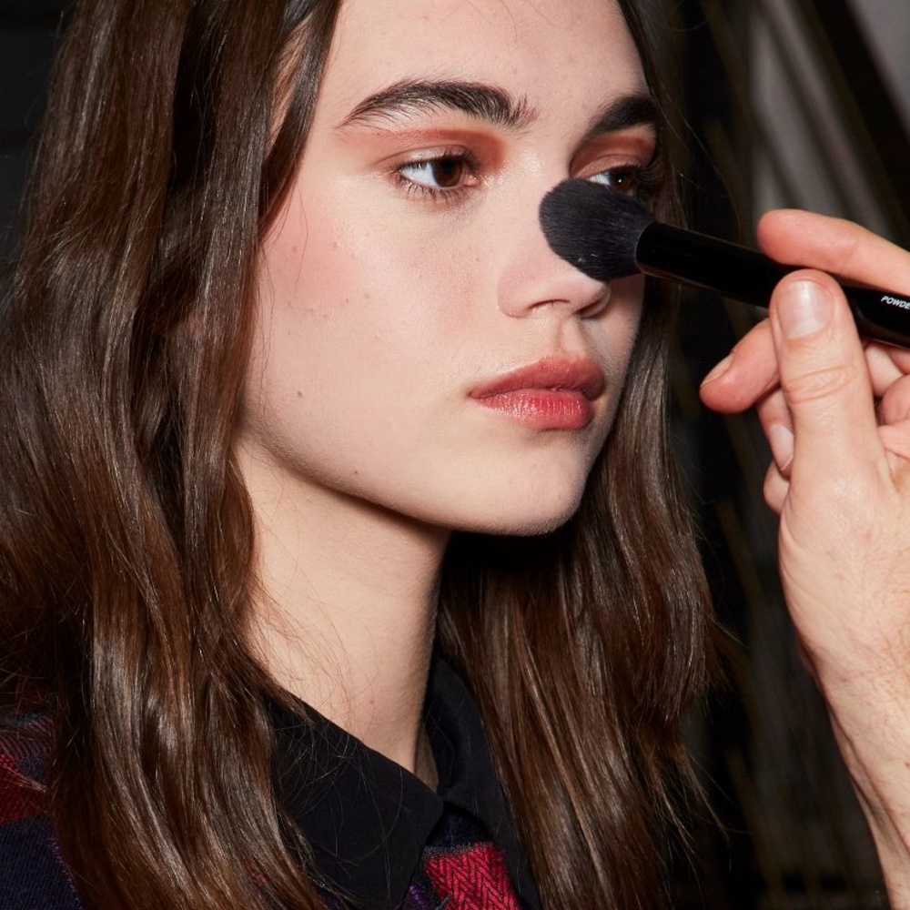 كيف تُطبقين أحمر الخدود حسب شكل وجهك وتجعلين ملامحك تبدو أنحف بالمكياج