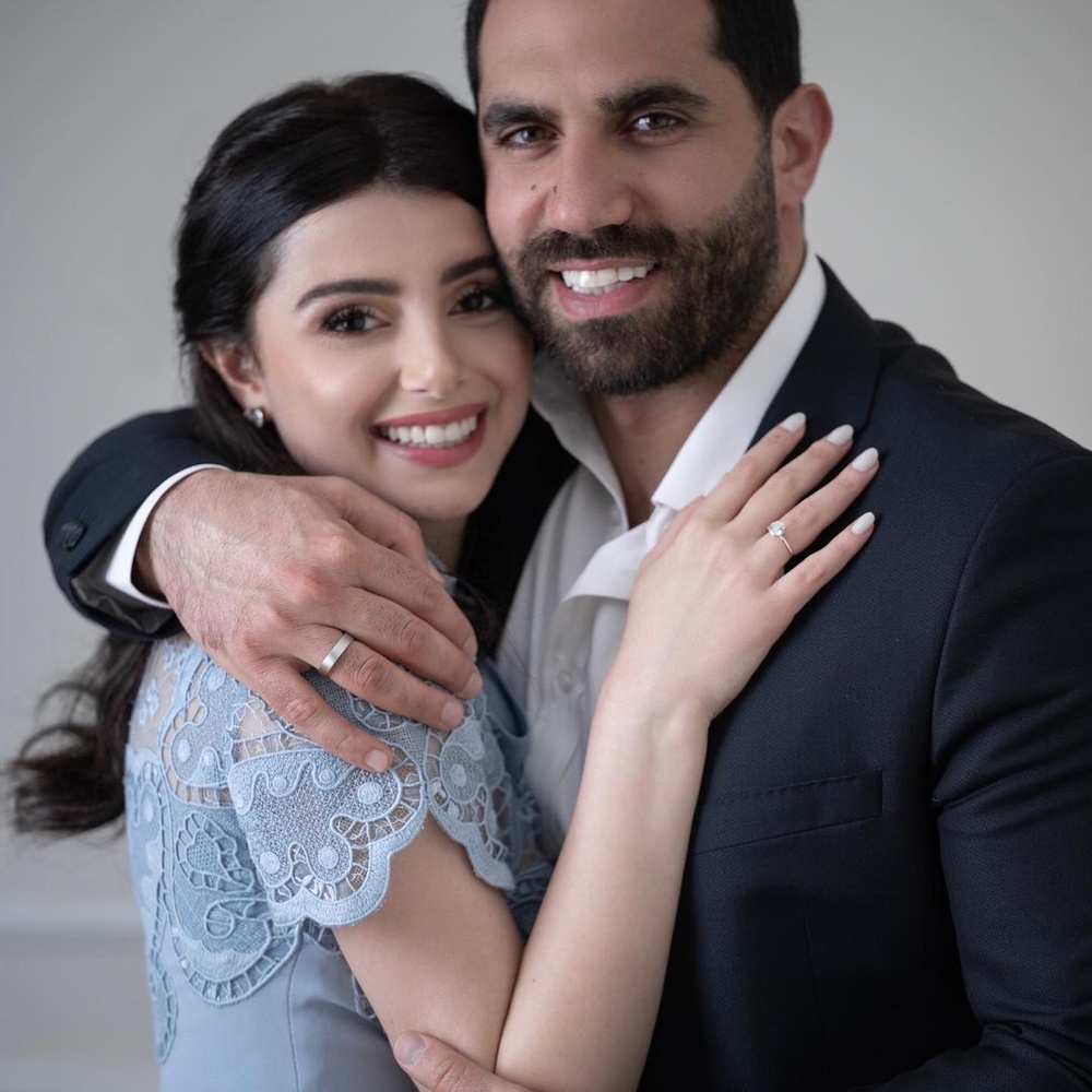 لقطة مميزة لماريتا الحلاني وعريسها