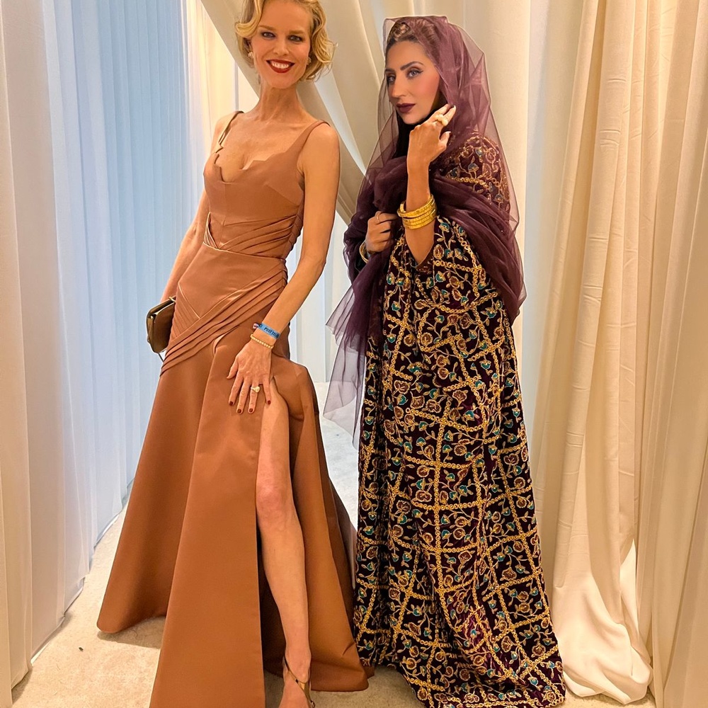 مصممة الأزياء أروى العماري مع سفيرة العلا تبتكر عارضة الأزياء إيڤا هيرزيغوڤا