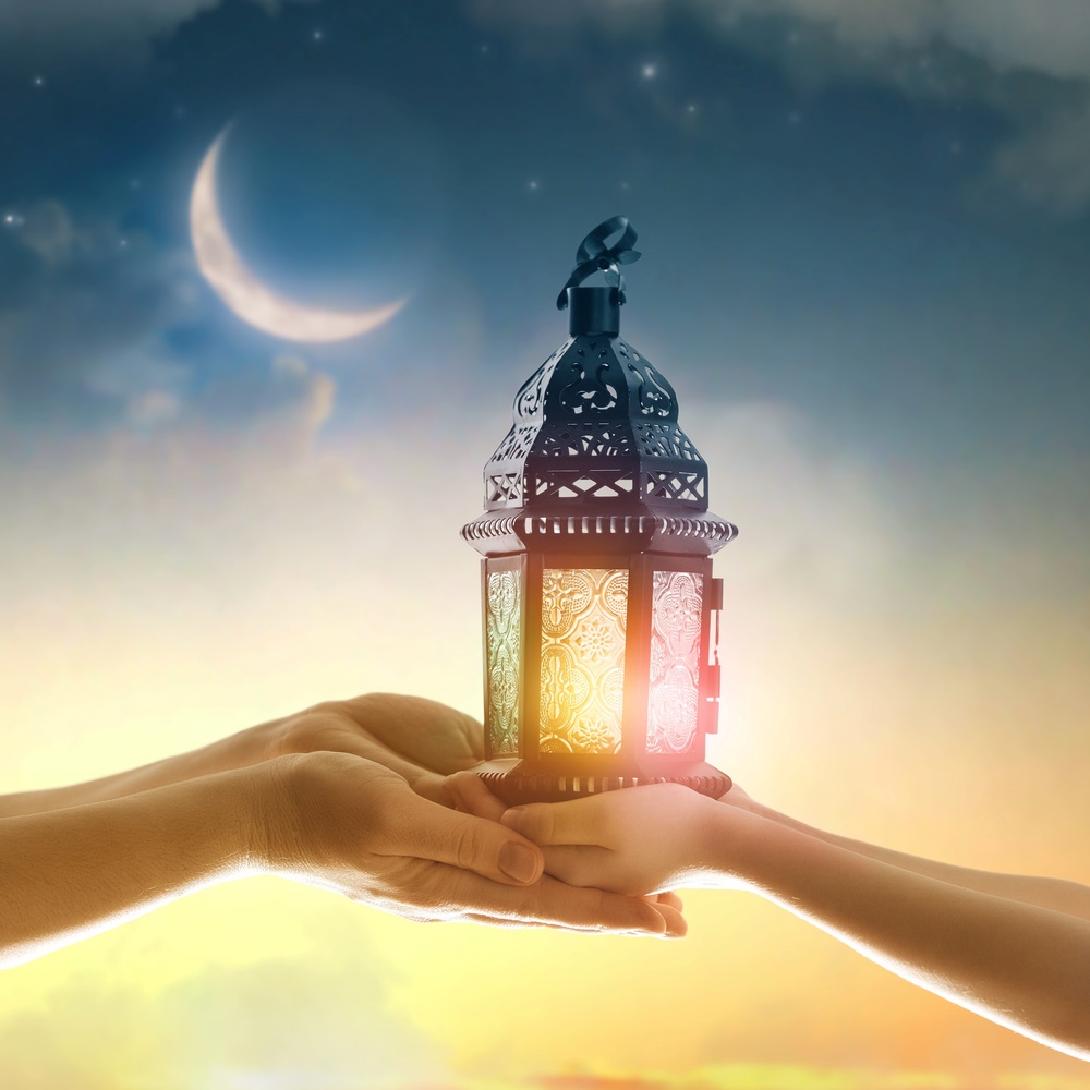 يجب أن يشاركك زوجك فرحة تزيين منزل الزوجية لاستقبال رمضان