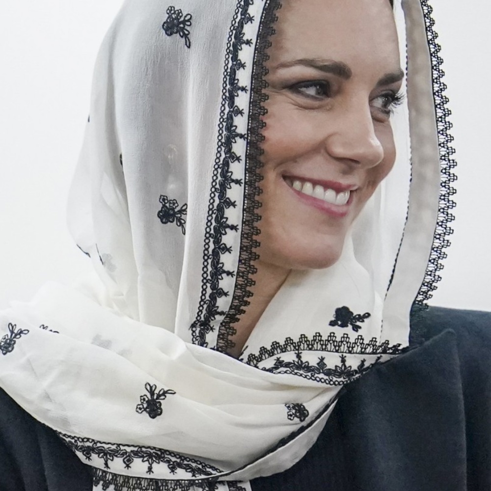 أبرز إطلالات الأميرات والملكات بالوشاح الأنيق مع تسريحات شعر ناعمة ..إليك أسلوبهن