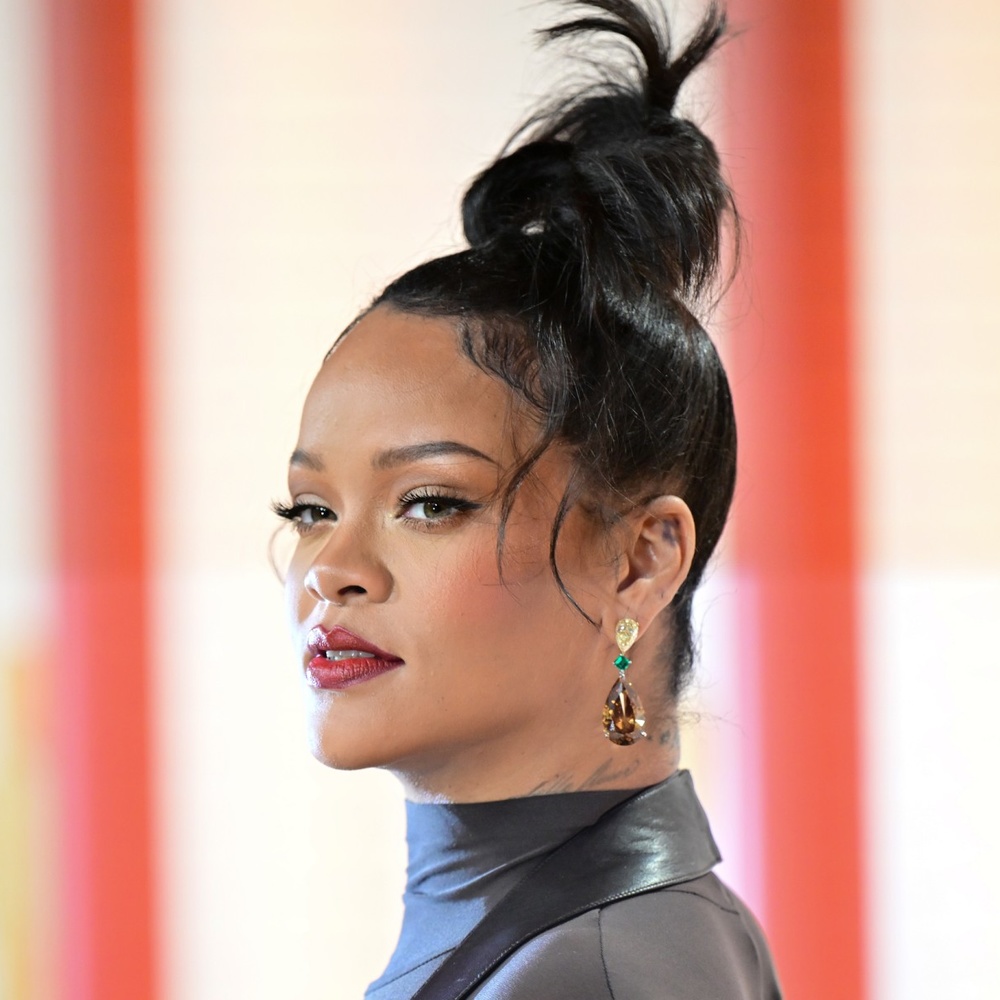 1 رئيسية اطلالة Rihanna بظلال بنية مع الشعر المرفوع