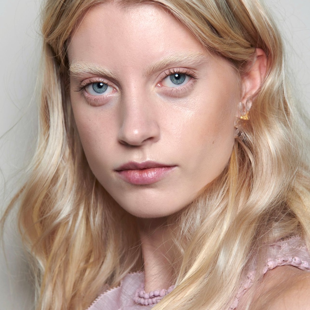 اللون الأشقر الذهبي يليق مع الشعر الويفي