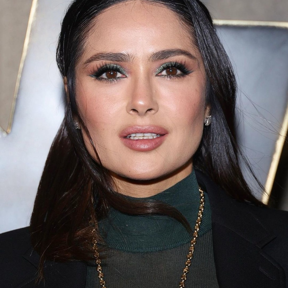 كل ما تحتاجينه لتطبيق مكياج أخضر للبشرة الحنطية في إفطارات رمضان بأسلوب سلمى حايك - الصورة من حساب خبيرة المكياج صوفيا تيلبوري على انستغرام