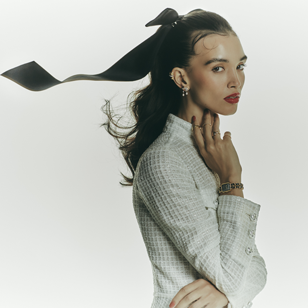 جمال دافئ وإطلالات راقية بأفخم قطع مجوهرات في جلسة تصويرية خاصة من  CHANEL