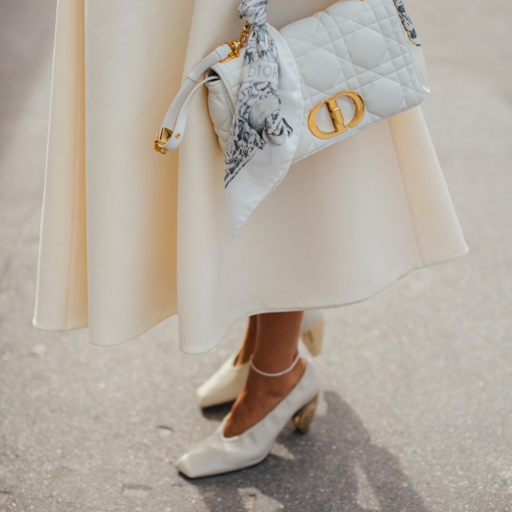 الحذاء الأبيض صيحة ربيعية لافتة بتنسيق عصري من Street style