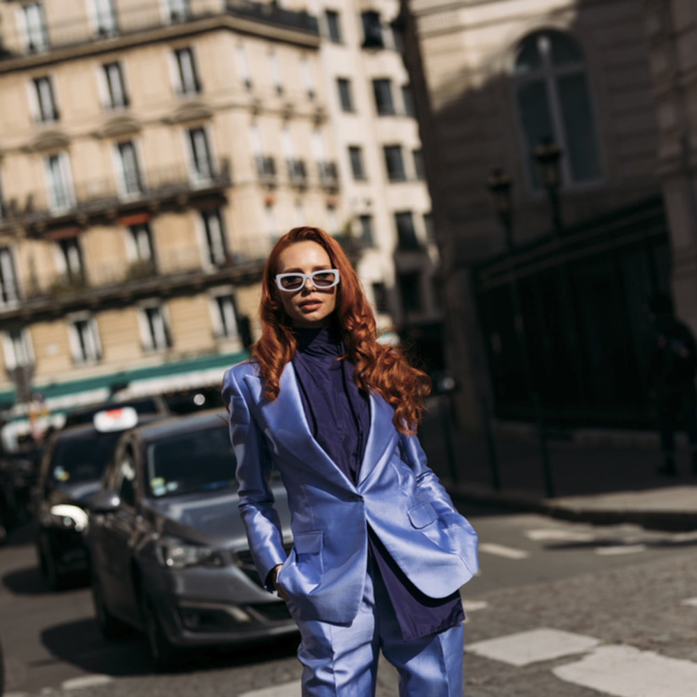 إطلالة من Street style إعتمد فيها بدلة رسمية لافتة باللّون البنفسجي المميّز