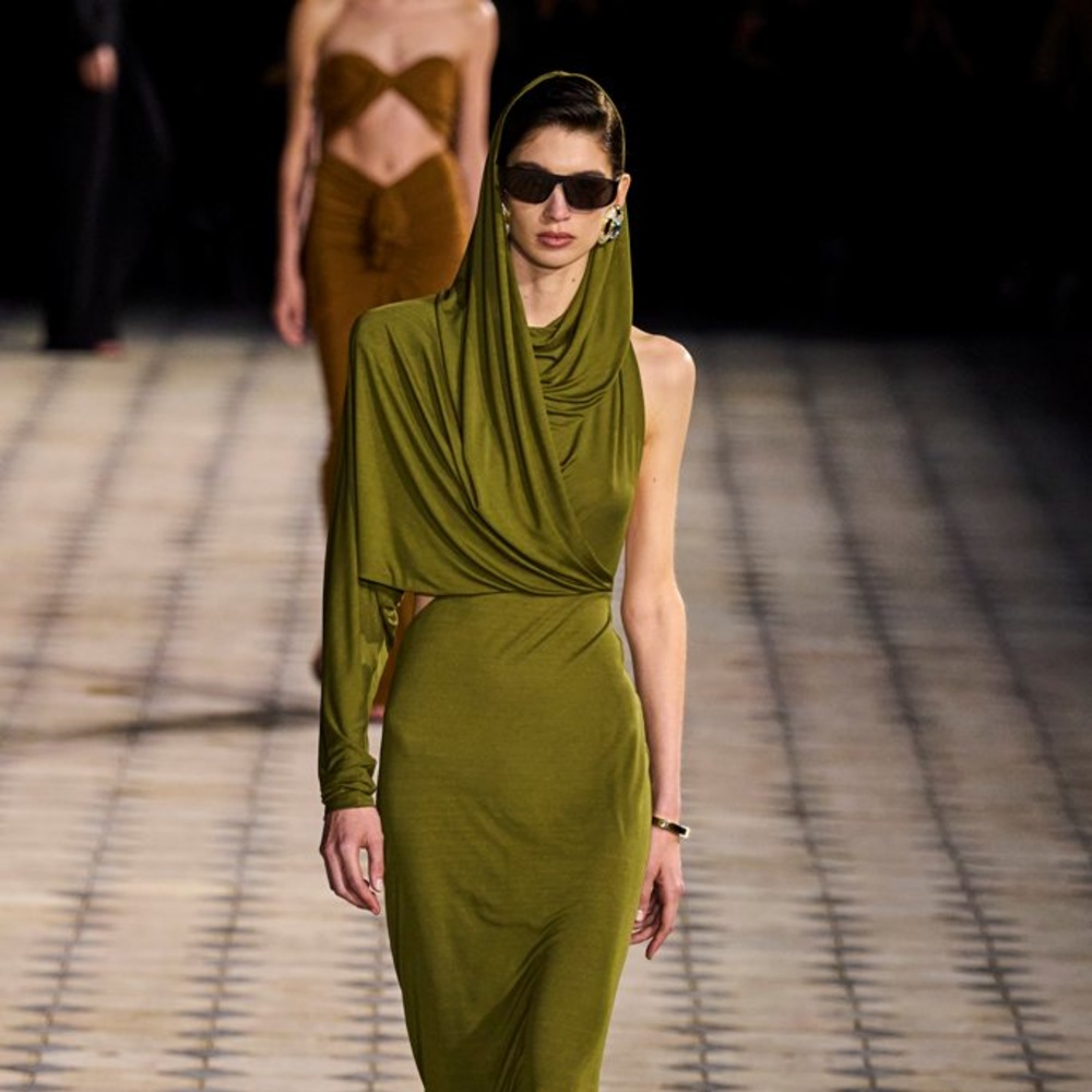 7 مجموعات لفتتنا بإطلالاتها الفائقة الأناقة من عروض ربيع وصيف 2023