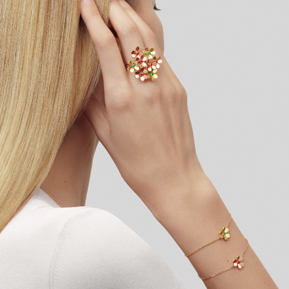 خواتم مزينة بأشكال الزهور.. هدية الأم العاطفية في عيدها