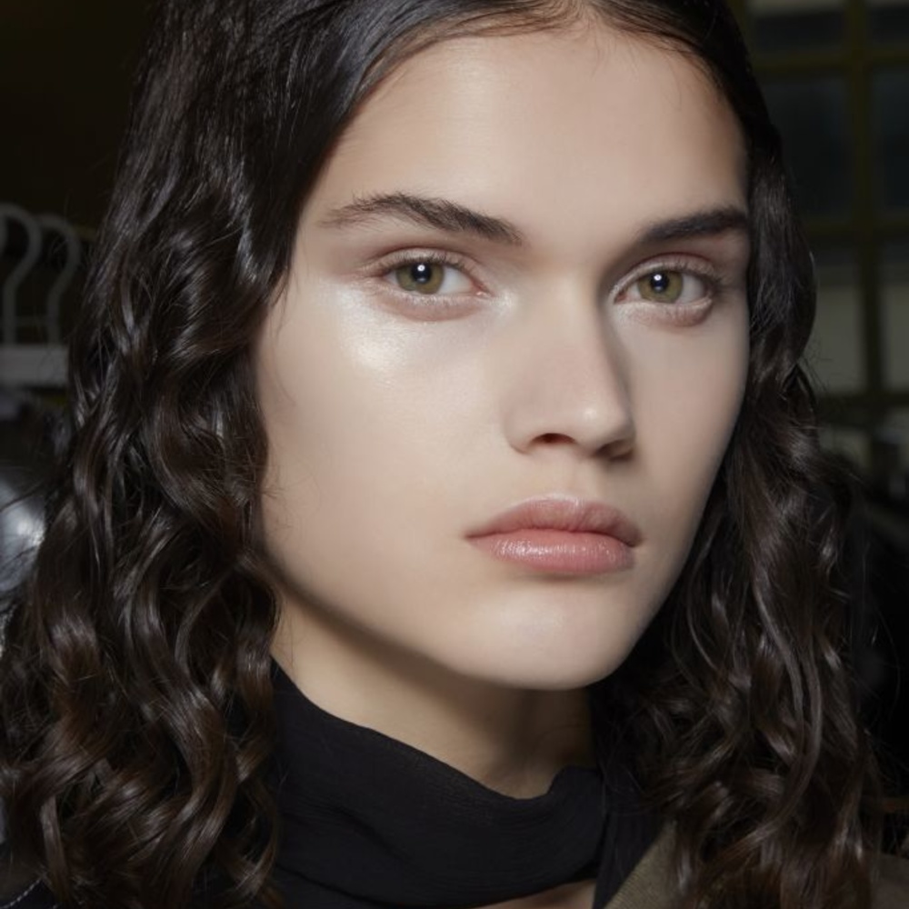 شعرك المُجعد مصدر جمالك وثقتك بنفسك... إليك نصائحنا لاستعادة حيويته