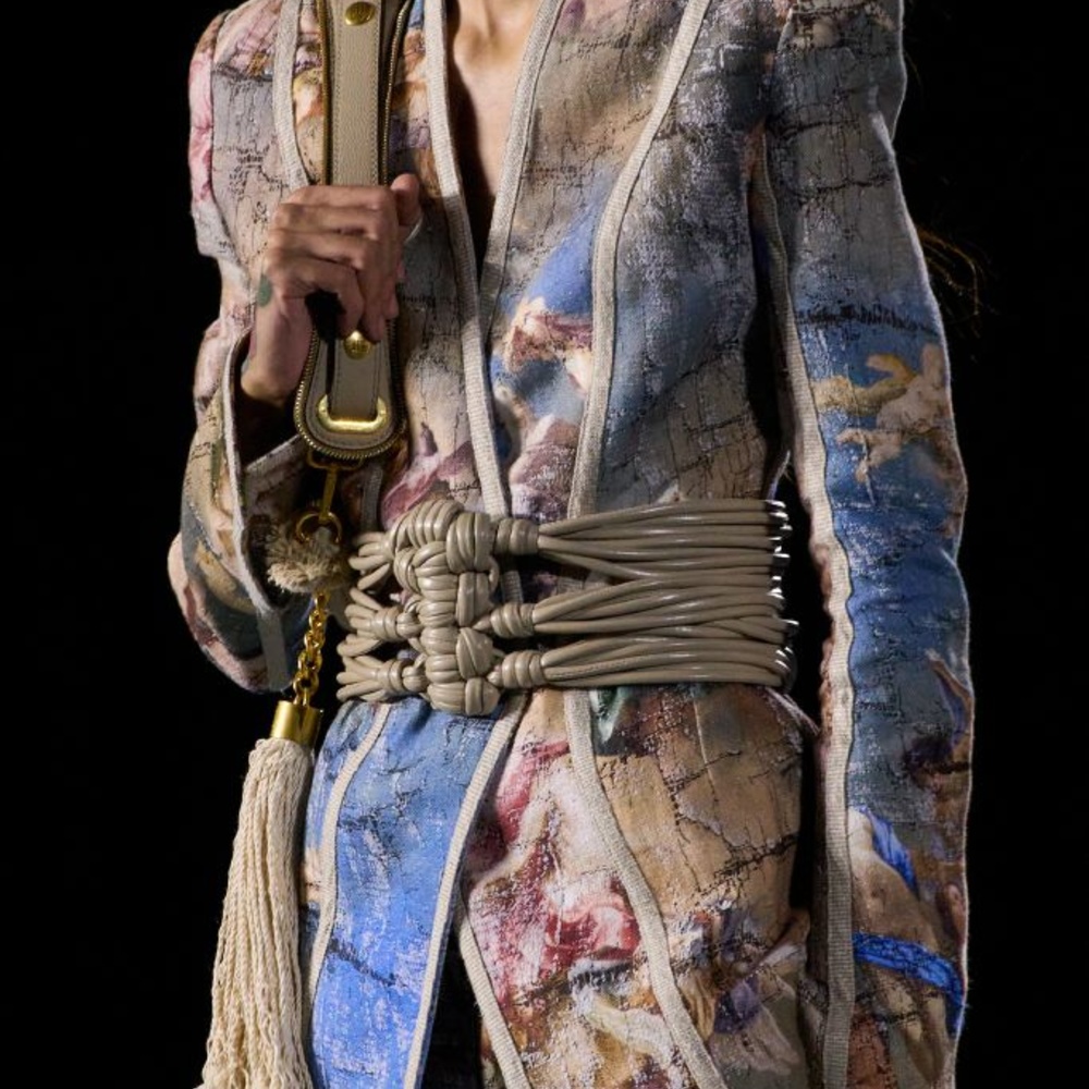 حزام الخصر لمسة إضافية على إطلالات النجمات وهذه أبرز صيحاته لربيع وصيف 2023