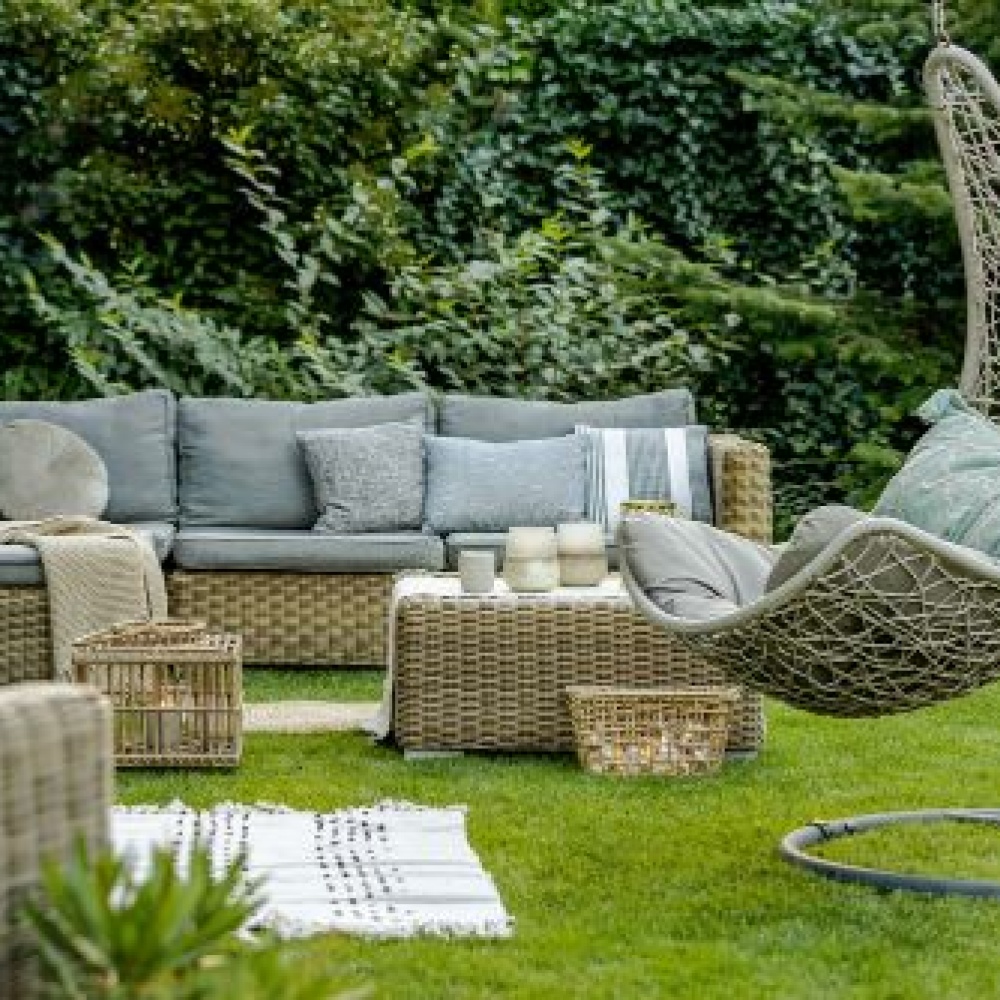 أثاث البولي راتان يخلق منطقة فاخرة تتسم بالرفاهية الأنيقة