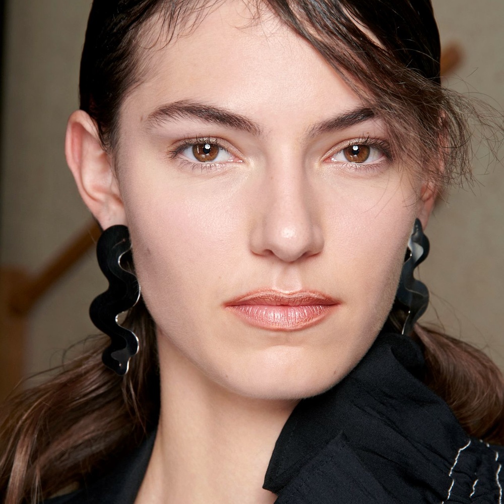 جربي صيحات أحمر الشفاه الأكثر تميّزًا لصيف 2023 لإطلالة جذّابة