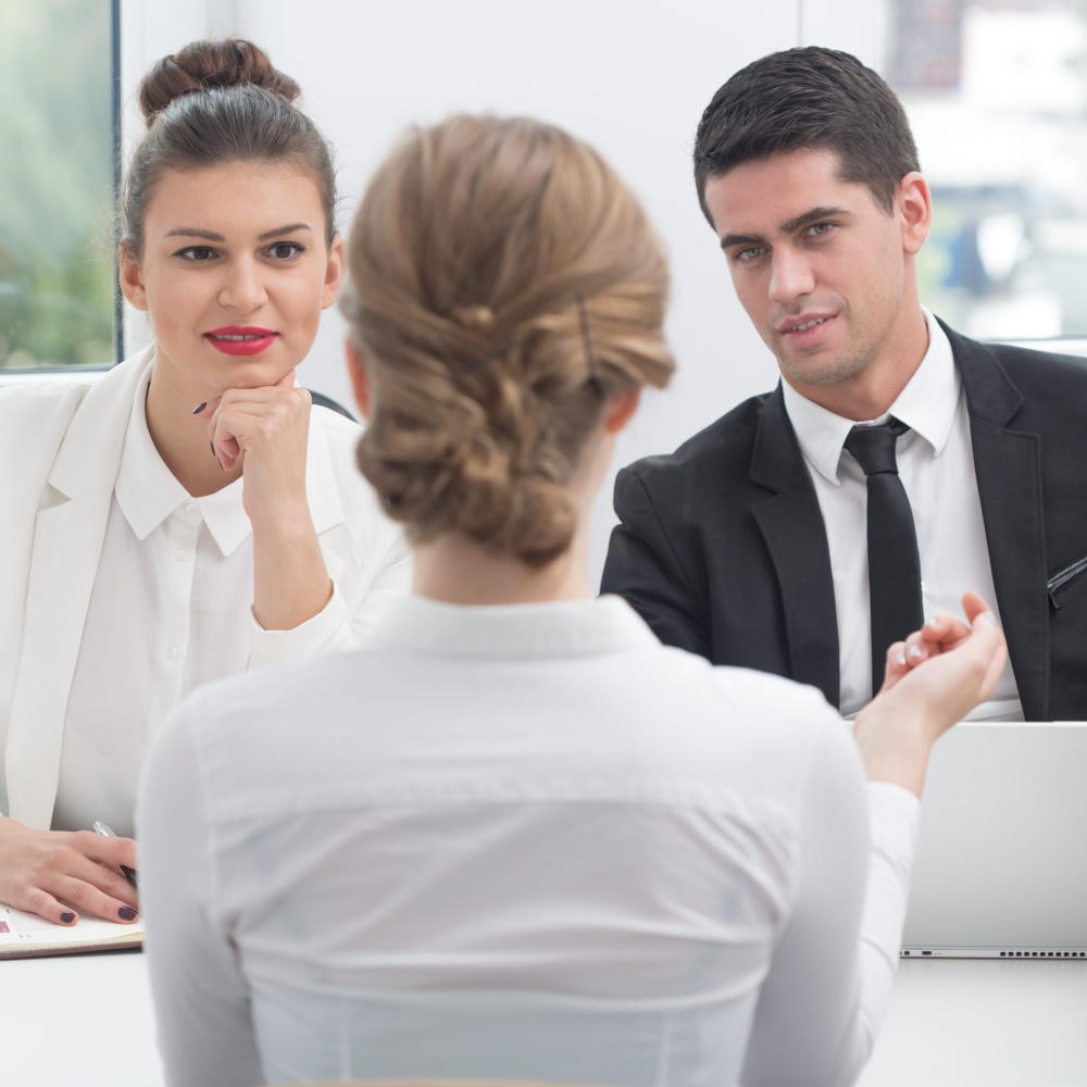 ارتداء اللون المناسب الذي يعكس سمات الشخصية أحد الحيل النفسية التي تساهم في تخطي مقابلات العمل بنجاح