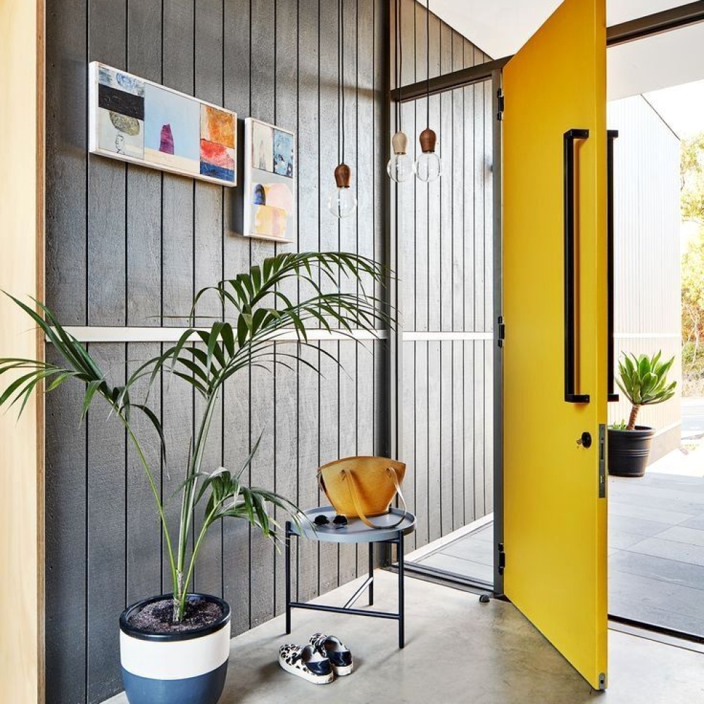 تصميم باب منزل عصري بلون أصفر مشرق