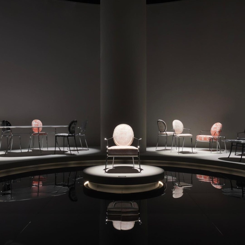 شاركت ديور هذا العام في أسبوع ميلانو للتصميم بمجموعة من الكراسي الملونة بألوان فائقة ومتناقضة