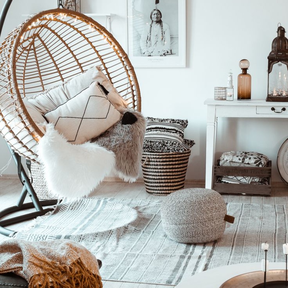 فوانيس من الشموع المعطرة في ديكور منزل بوهيمي