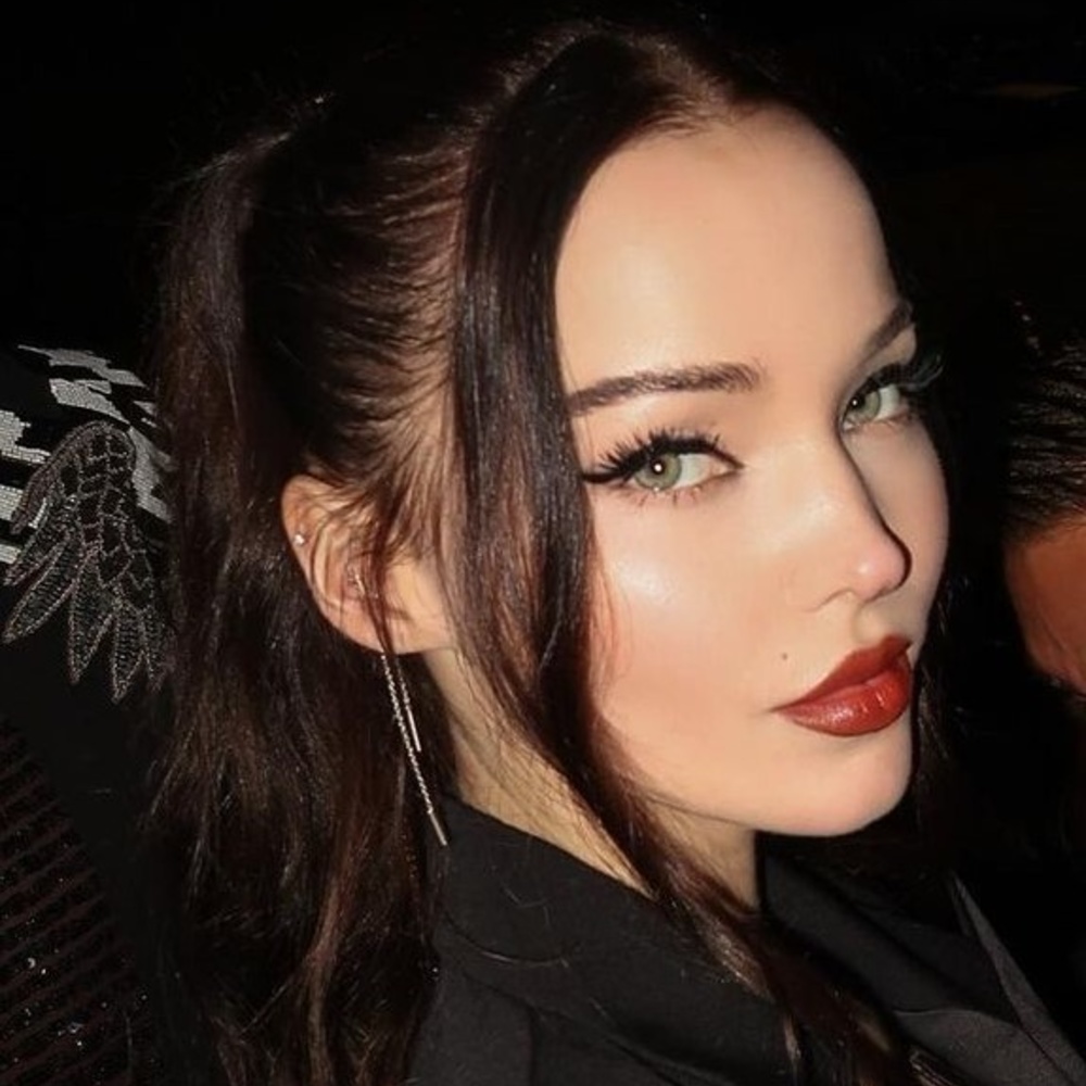 مستحضرات تجميل تحتاجها صاحبات العيون الخضراء لمكياج مميز بأسلوب دوف كاميرون