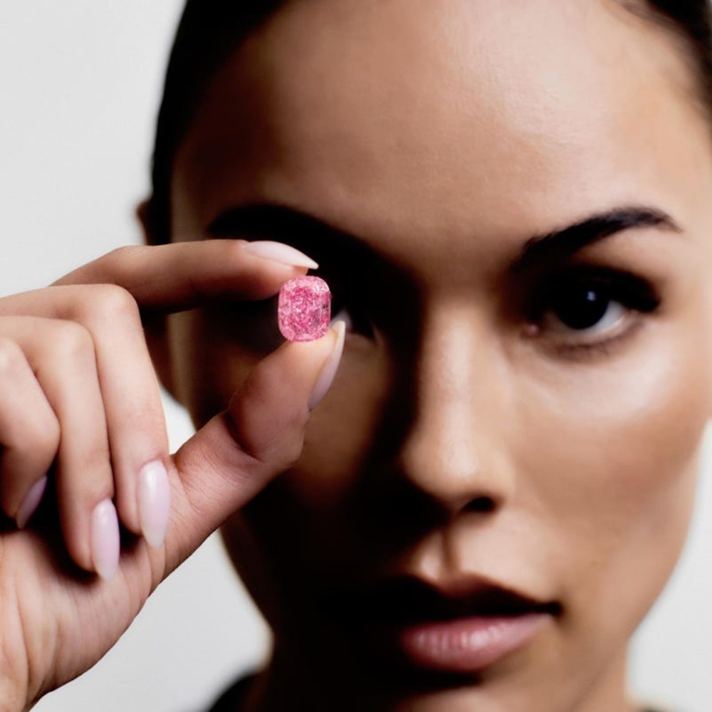 ألماسة وردية نادرة تتألق في مزاد سوذبيز نيويورك