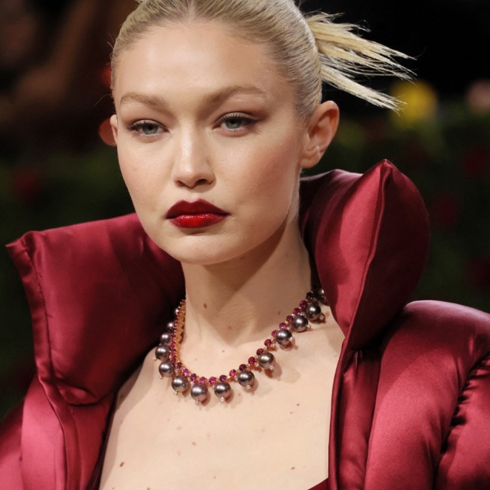 اطلالة Gigi Hadid بمكياج مات وأحمر شفاه قوي مع الرفعة العصرية