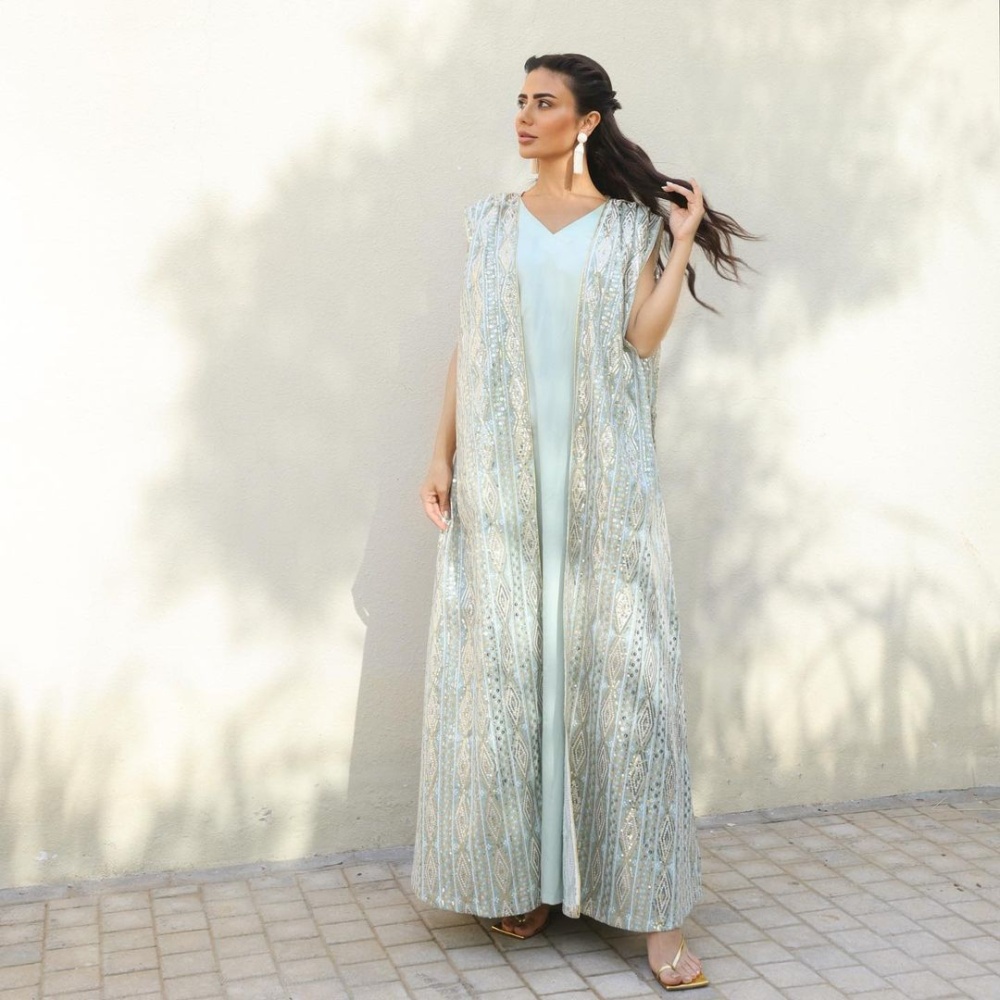 ديما الأسدي بإطلالة لافتة بفستان بسيط مع عبايا مطرزة فوقه