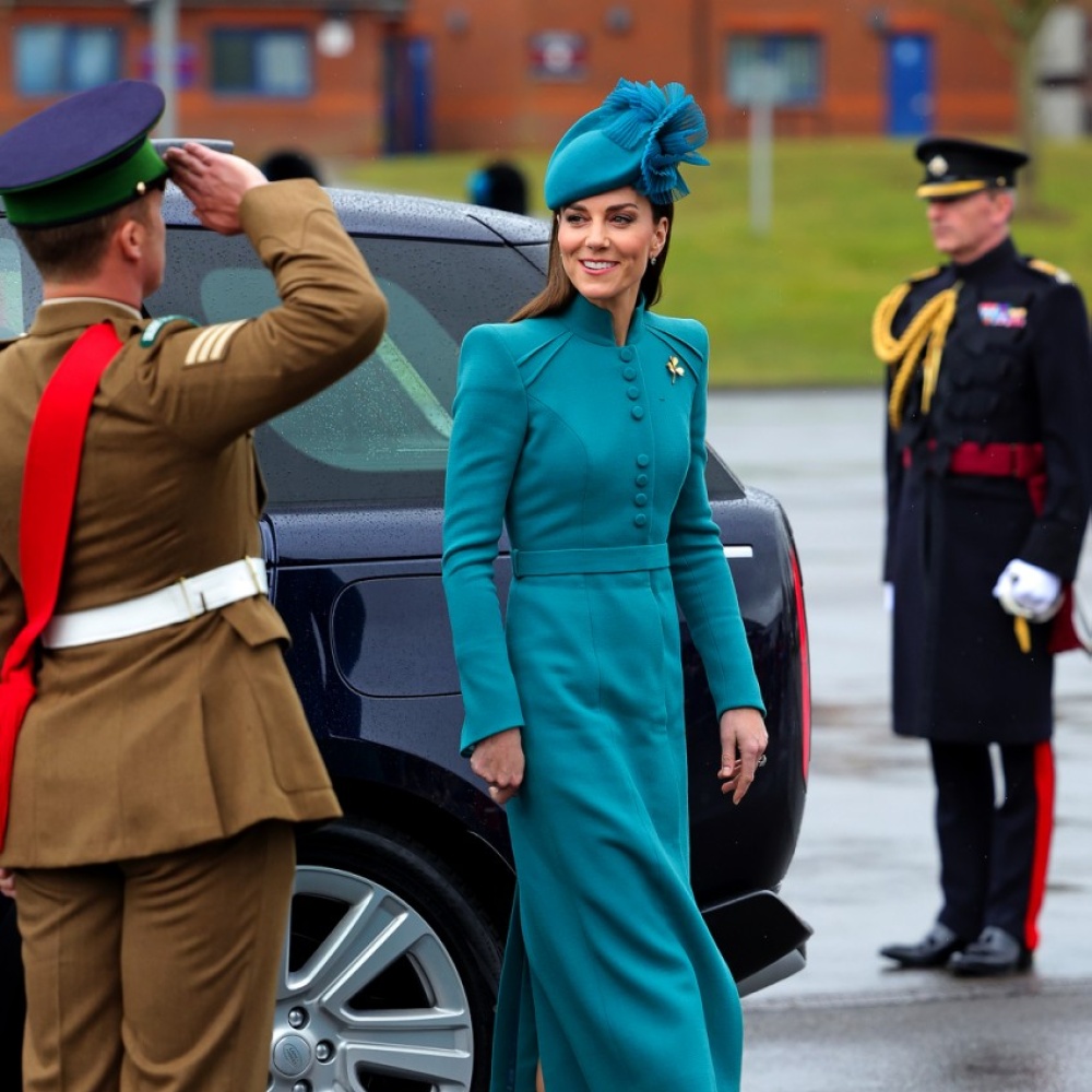 كيت ميدلتون على خطى الملكة اليزابيت بأناقتها