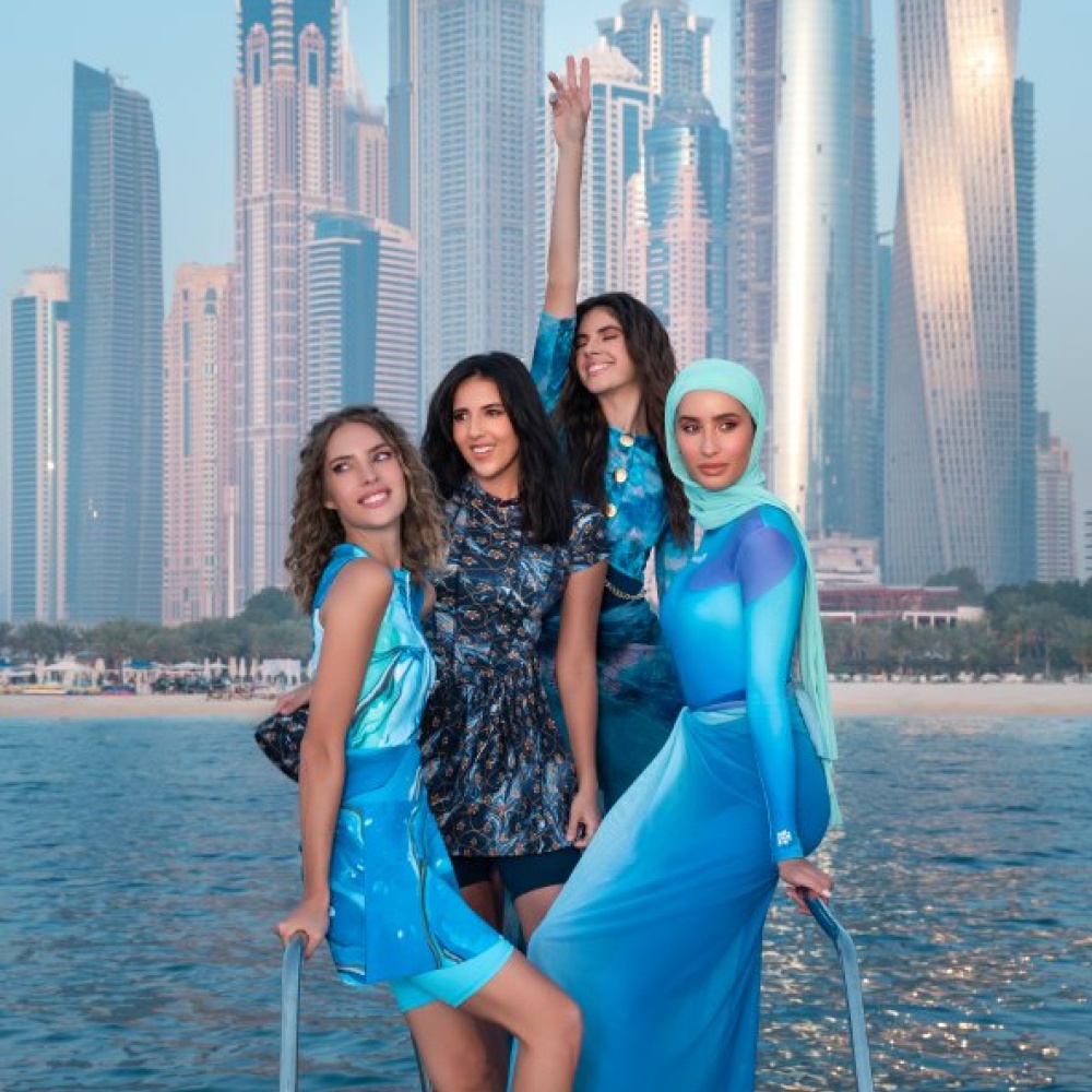 تستعد "علامة هادية غالب" لملابس السباحة المتكاملة، المملوكة لرائدة الأعمال هادية غالب المقيمة في دبي والشخصية المؤثرة على مواقع التواصل الاجتماعي في مجال الموضة، لإطلاق مجموعتها الثانية من ملابس السباحة العصرية، التي تفي باحتياجات المحجبات وغير المحجبات.