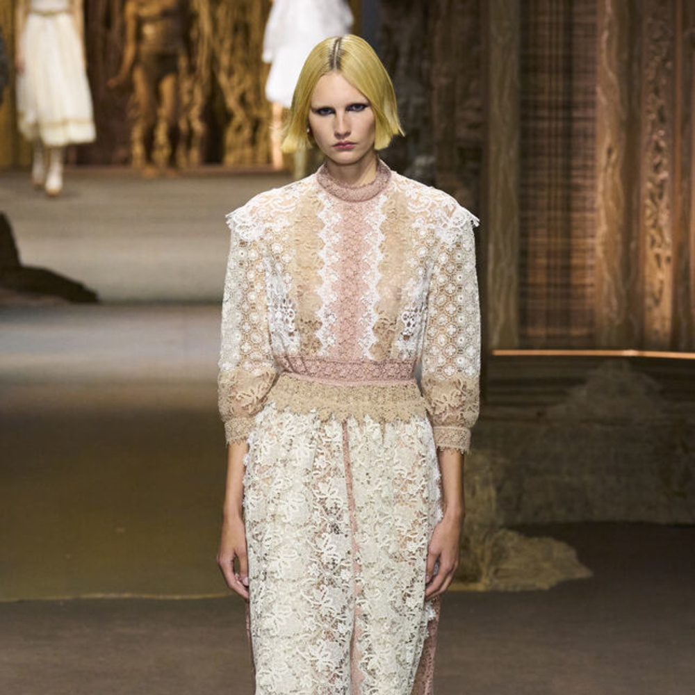 إطلالة بالدانتيل الأبيض والبيج لافتة وأنيقة من Dior
