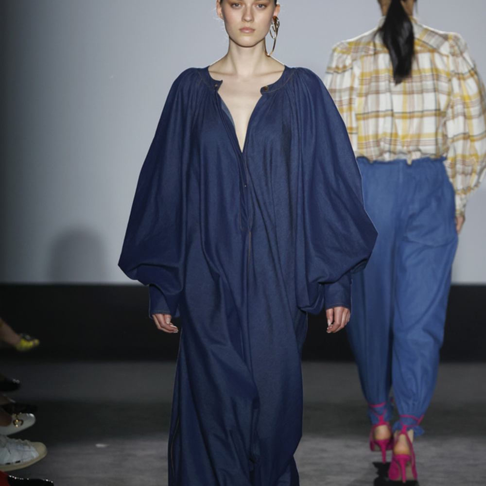 إطلالة مميّزة باللّون الكحلي من Label Edition