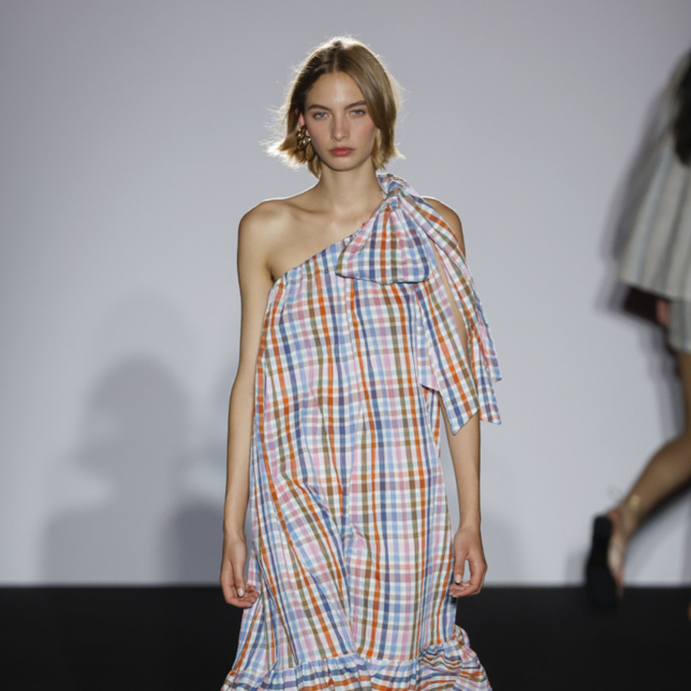 فستان طويل لافت من Label Edition