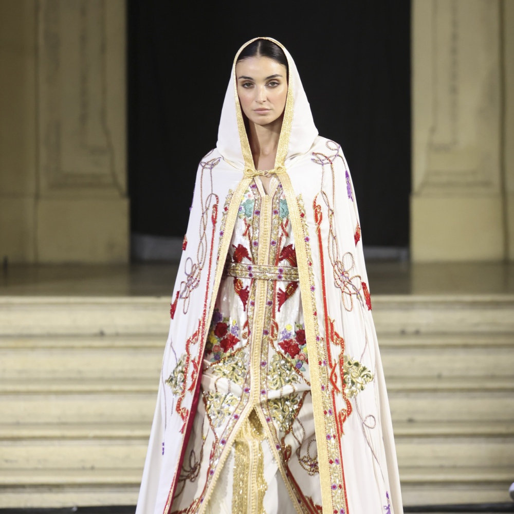   كيف تعتنين بعباءتك المطرزة لتحافظ على جمالها  