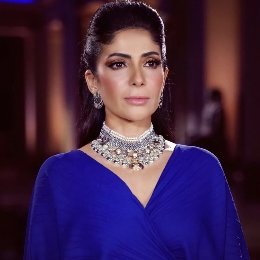 كيف زيّنت بطلة مسلسل تحت الوصاية إطلالاتها بقطع مجوهرات باهرة التصميم؟