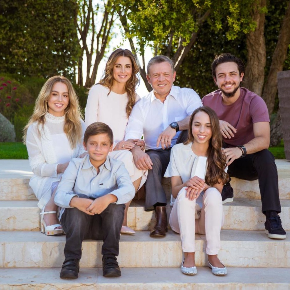 الأمير حسين مع عائلته