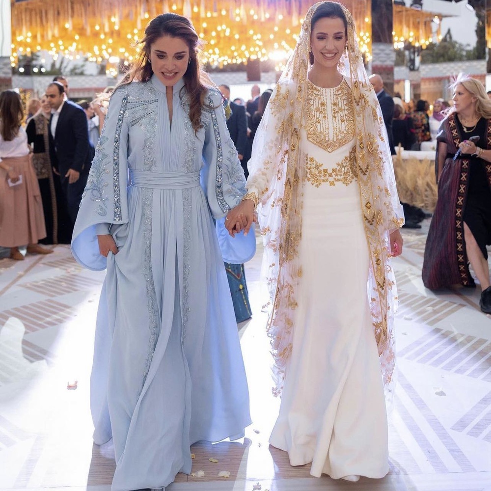 اناقة ملفتة للملكة رانيا مع رجوة