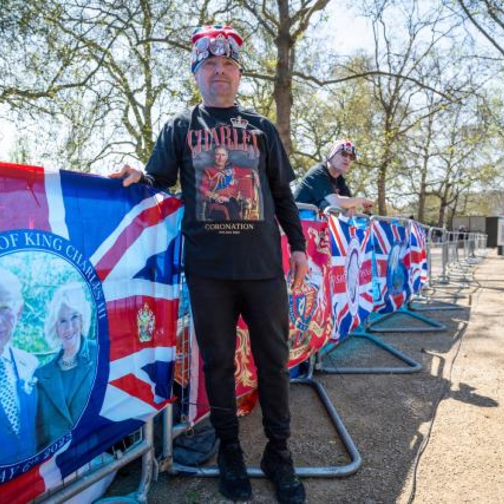 بريطانيون يبدؤون في التخييم في شارع ذا مول استعدادا لاحتفالات التتويج