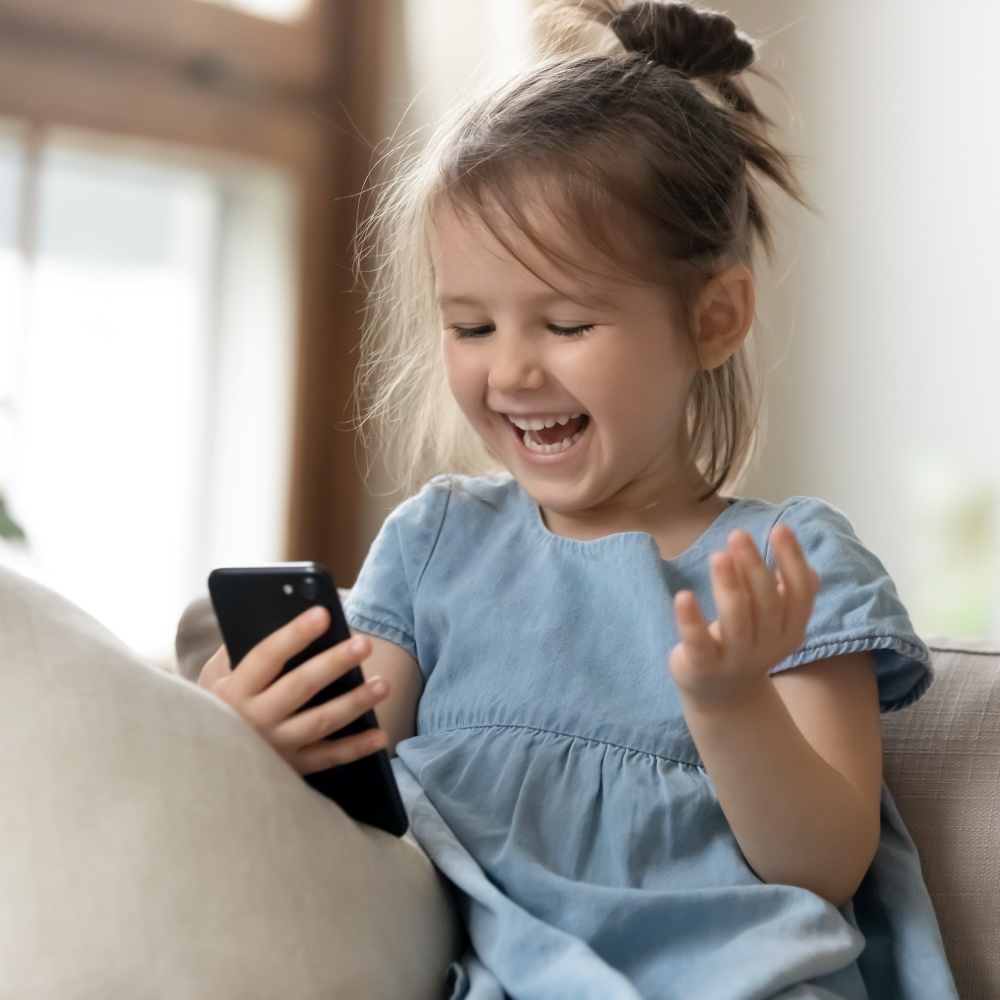 تعلق الطفل بشاشة الموبايل له مخاطر عديدة ولكن من الخطر أيضاً منعه منه بشكل مفاجئ