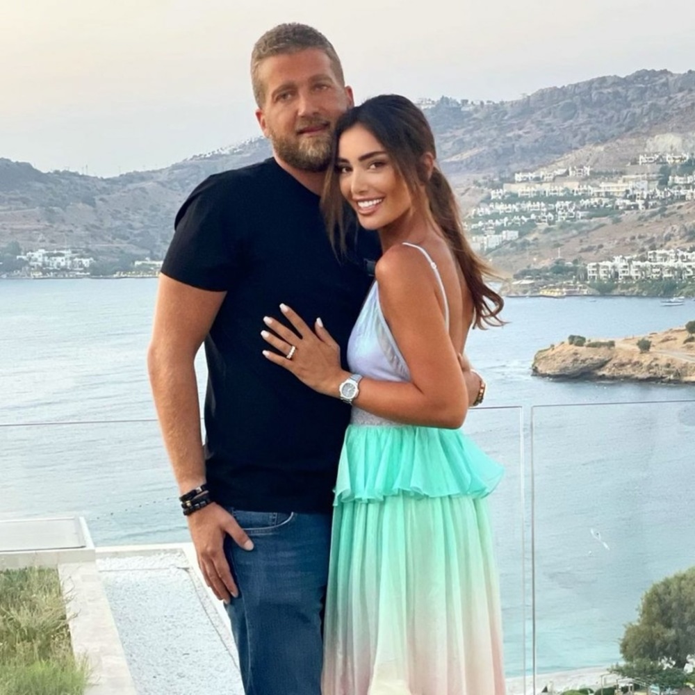 جيسيكا عازار في بودروم خلال شهر العسل