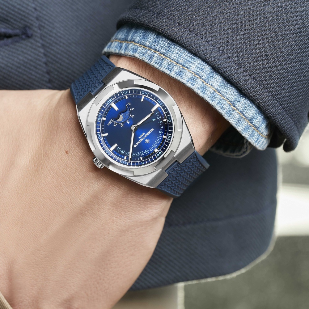 دار Vacheron Constantin تعيد إصدار ساعة Oversease Moon Phase الجديدة