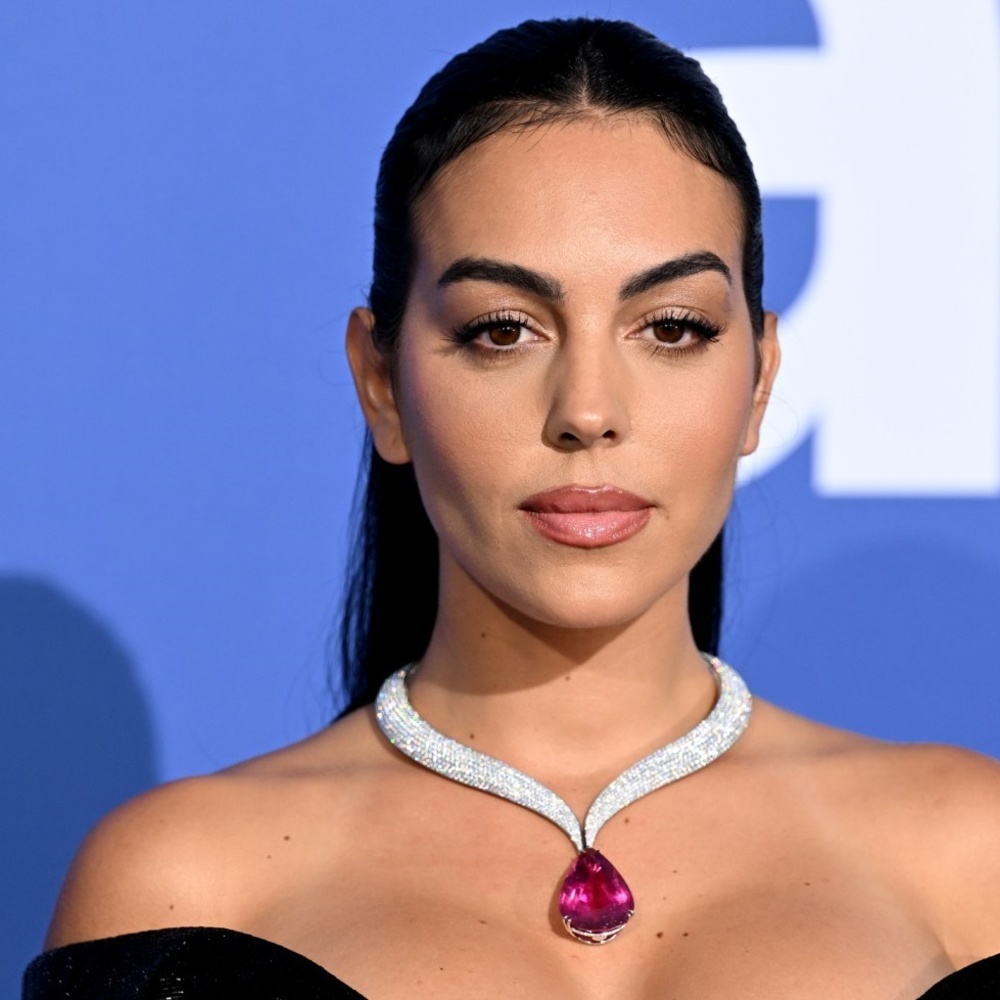 اطلالة جورجينا رودريغز بمكياج براق ساحر بأسلوب Georgina Rodríguez