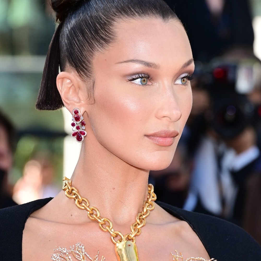 اطلالة Bella Hadid بتسريحات الكعكة العالية عام 2021