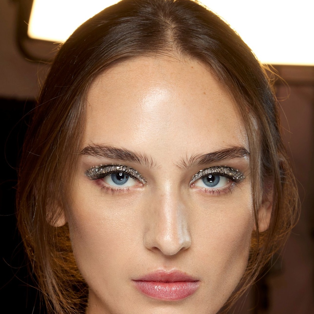 دليلك الجمالي لتطبيق مكياج احترافي للوجه البيضاوي